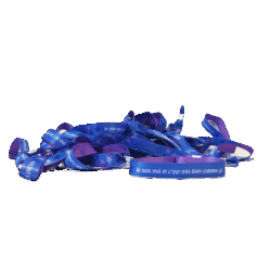 Bracelets bleus Handipeople portant le message “Je suis moi et c’est très bien comme ça”, symbole d’affirmation de soi et d’inclusion.